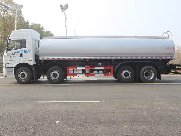 Qingdao Jiefang 260 Horsepower 8X2 Total Weight 31 Ton Volume 18.1 Cubic Meter Chemical Liquid Transporter (Chengliwei Brand)