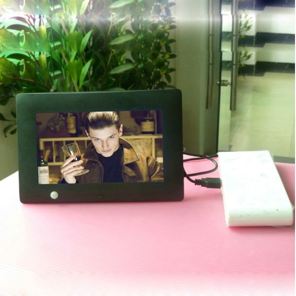 PIR motion sensor operated 7 inch HD LCD digital photo frame for marketing/promotion