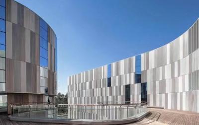 Painéis de parede de cortina de liga de alumínio de isolamento sonoro e térmico superior com revestimento de polietileno de encolhimento livre