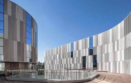 Panneaux de mur de rideau en alliage d'aluminium à isolation acoustique et thermique supérieure avec enveloppe en polyéthylène à rétrécissement libre