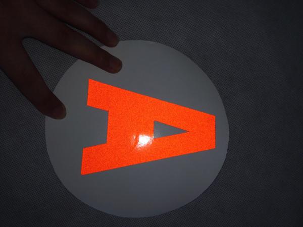 Machinant le recouvrement réfléchissant acrylique de signe de sécurité de film de catégorie auto-adhésif