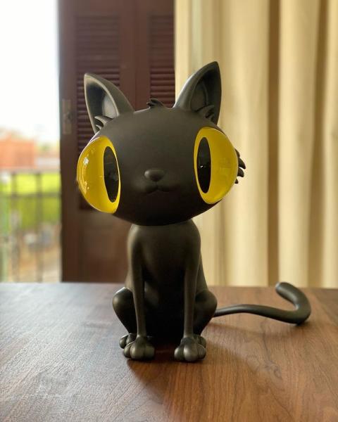 Fadeless Wooden Cat Sculptures Statues With Black And Yellow Color