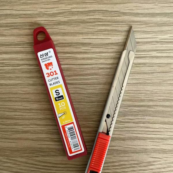 Paper Cutting With 0.38mm Thickness Cutter Retractable Safety Blade