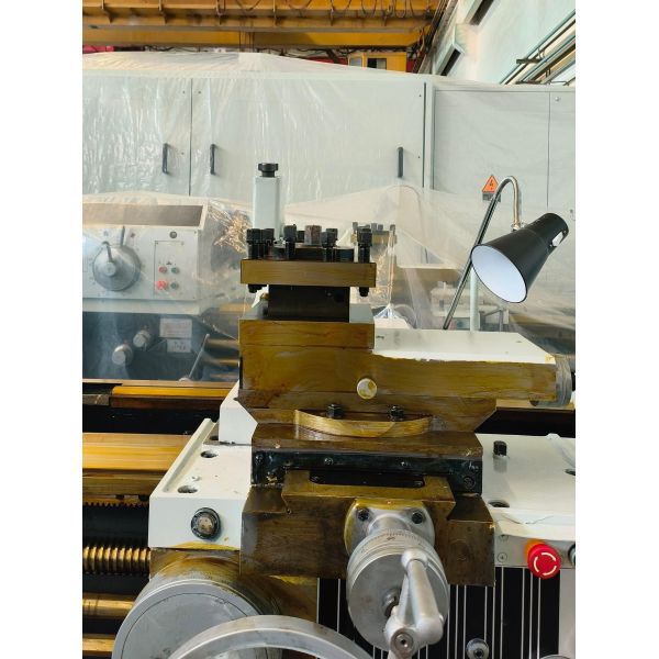 Heavy Duty Parallel Lathe CW6163x2000 with 2000mm Max. Workpiece Length, 11Kw Main Motor Power, and Ra ≤2.5μm Surface Roughness for Precision Turning