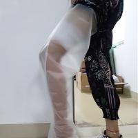 L'enfant gardent la douille imperméable au sec de jambe pour nager le bandage enroulé de PVC de couverture de fonte de protecteur