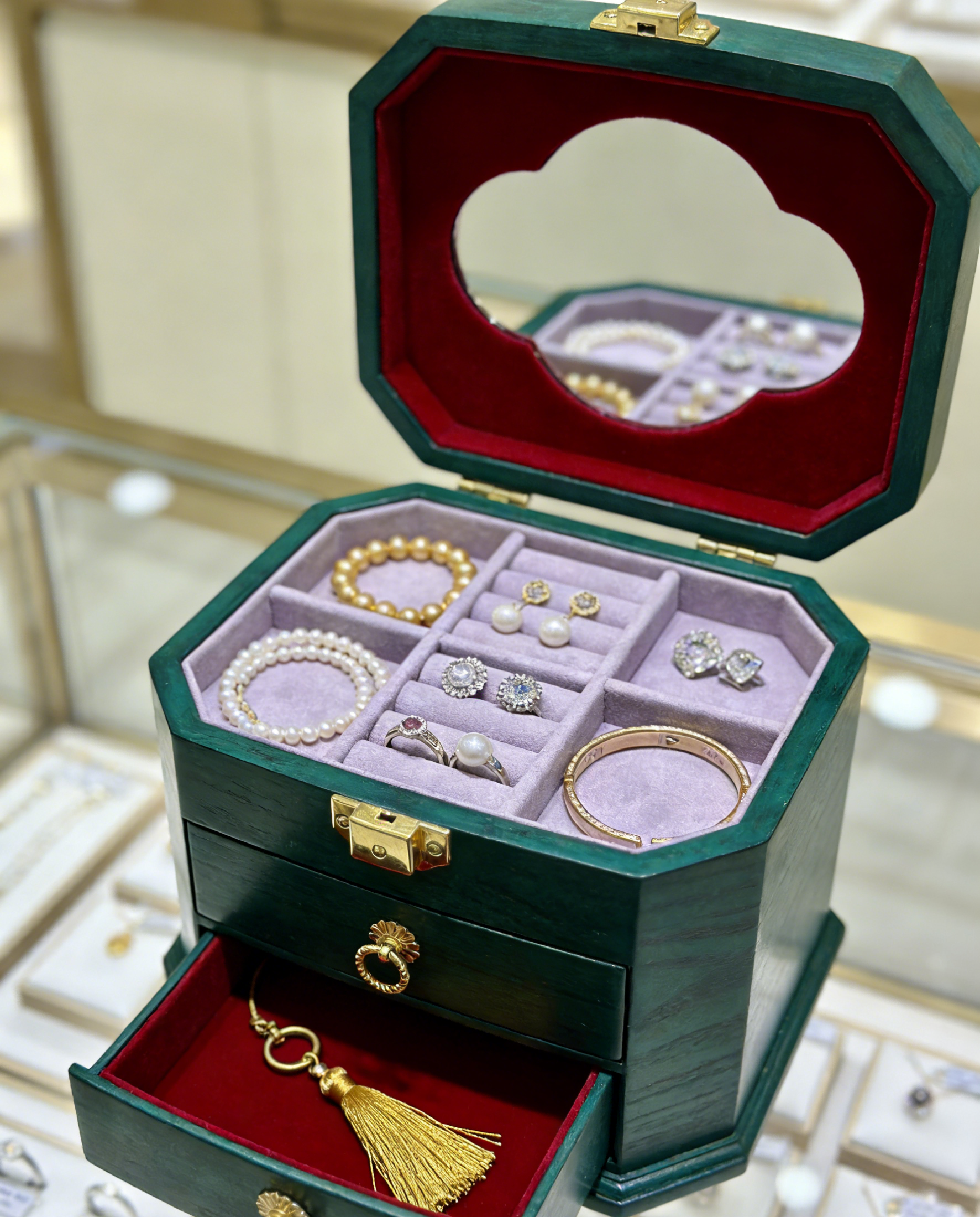 All-in-One Travel Jewelry Box with Small but Large Capacity Anti-Scratch Design and Portable Features