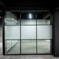Cloison de séparation multicouche non pleine hauteur avec cloisons vitrées de différents niveaux avec verre dépoli