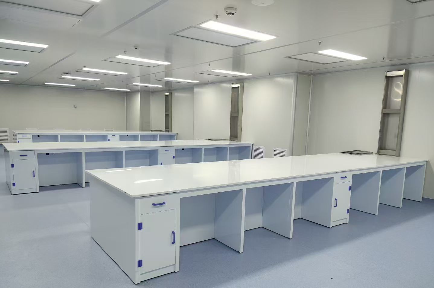 PP Lab Work Bench Corrosion Resistant Modular Lab Benches White With Double Layer Storage Rack
