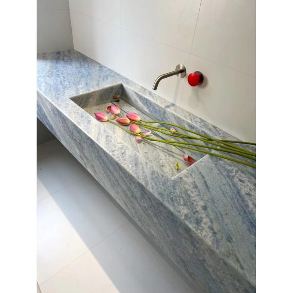 Lavadero de mármol azul brasileño de lujo. Venas de cristal para baños premium.