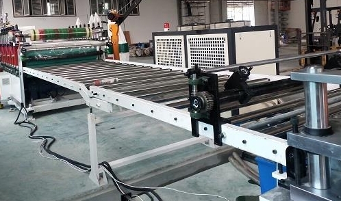 Машины для экструдирования пластиковых листов из ПВХ с пенообразующими панелями