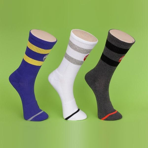 Les socquettes bleues des hommes de Spandex/coton, couleur barre les chaussettes sportives des hommes