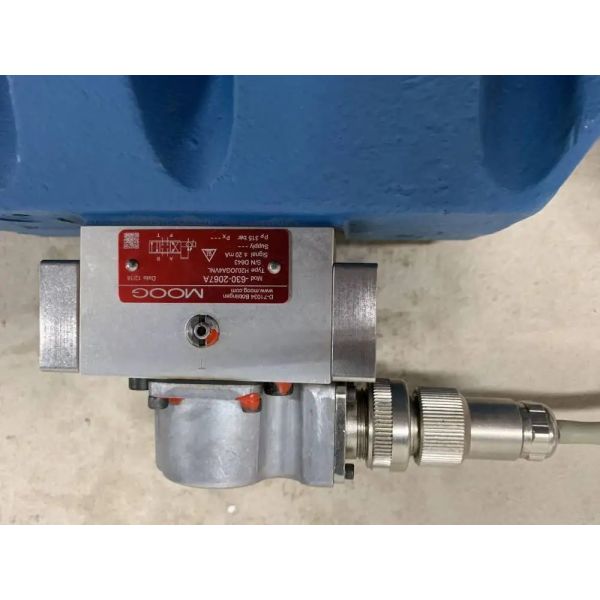 Moog Servo Valve with G1/2 Inlet Port Size and Threaded or Flanged Inlet for 5 Days Delivery
