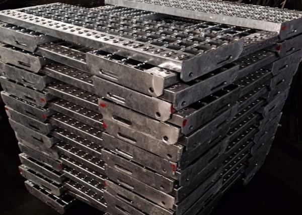SGS Outdoor Galvanized Steel Stair Treads Hot Dip Galvanized Surface