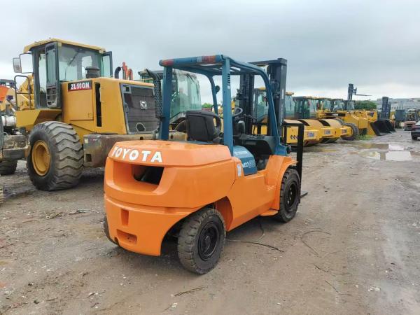 C'est un chariot élévateur Toyota 5t d'occasion avec un moteur puissant hauteur de levage 3m Japon original en vente