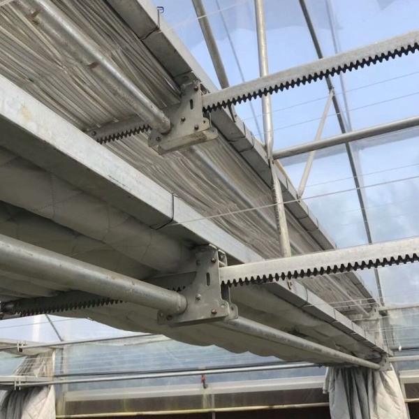 Sistema de sombreamento de ventilação rack e pinion para sistema de transmissão de estufa