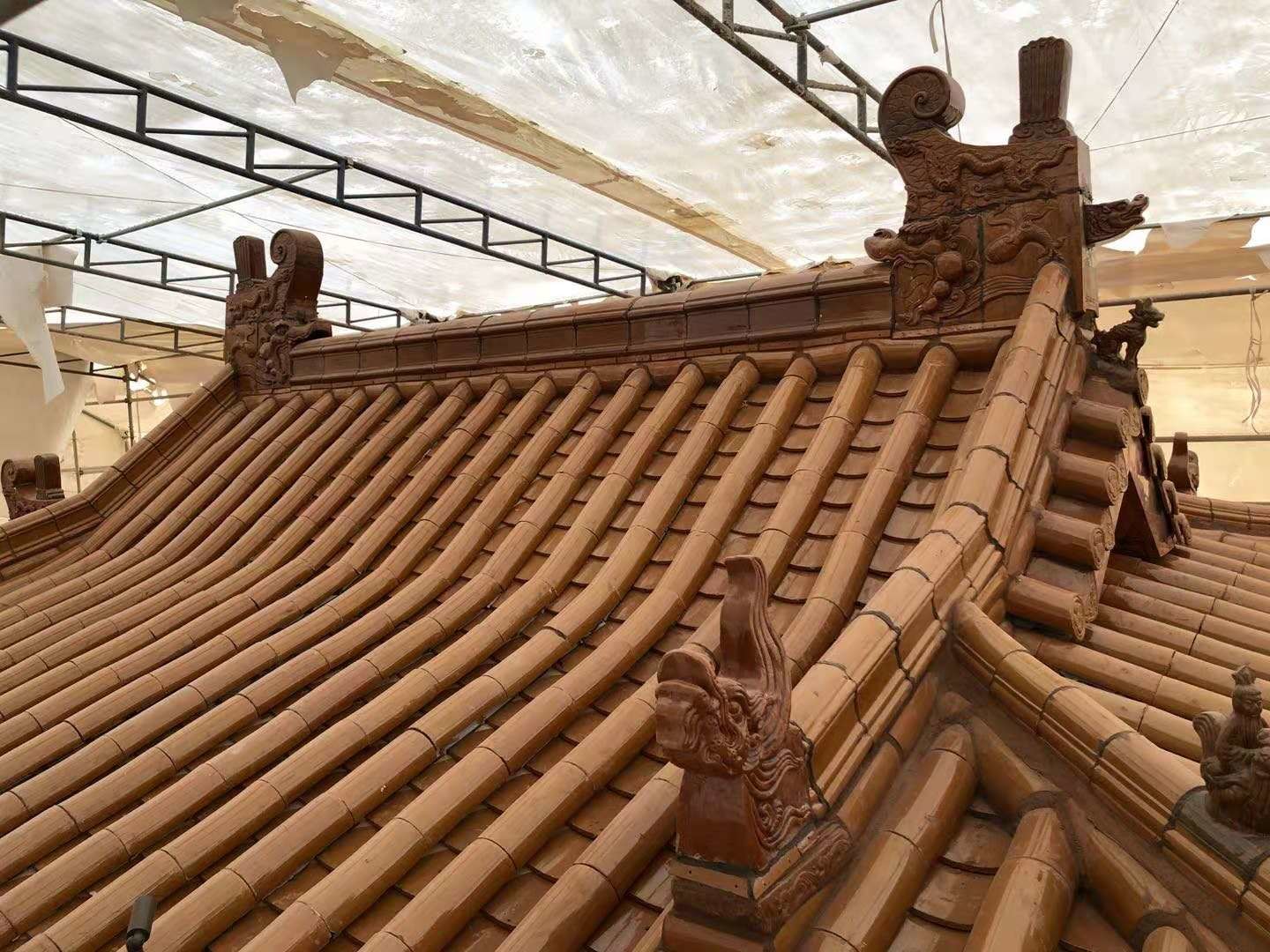 Равнина глины каолина Handmade кроет желтую застекленную пагоду черепицей виска терракоты китайскую