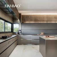 Des armoires de cuisine en acier inoxydable personnalisées avec un design moderne pour un look industriel et contemporain