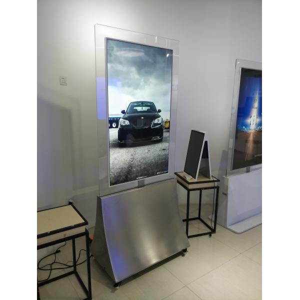 Los lados dobles del subterráneo que hacen publicidad de quioscos exhiben 500 liendres toda la estructura de acero