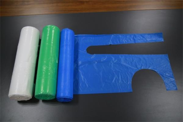 Coloured 27x42 Disposable PE Apron Flat Or Roll Packing For Kitchen Cleaning