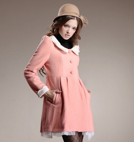 Prendas de vestir exteriores de lana rosada del invierno de la moda con el cordón de la belleza y gasa para las señoras