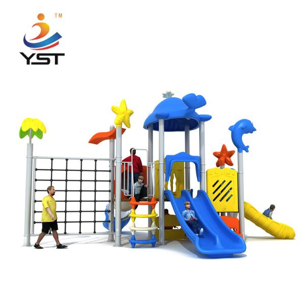 O equipamento exterior do campo de jogos do parque da água, crianças molha o equipamento do parque