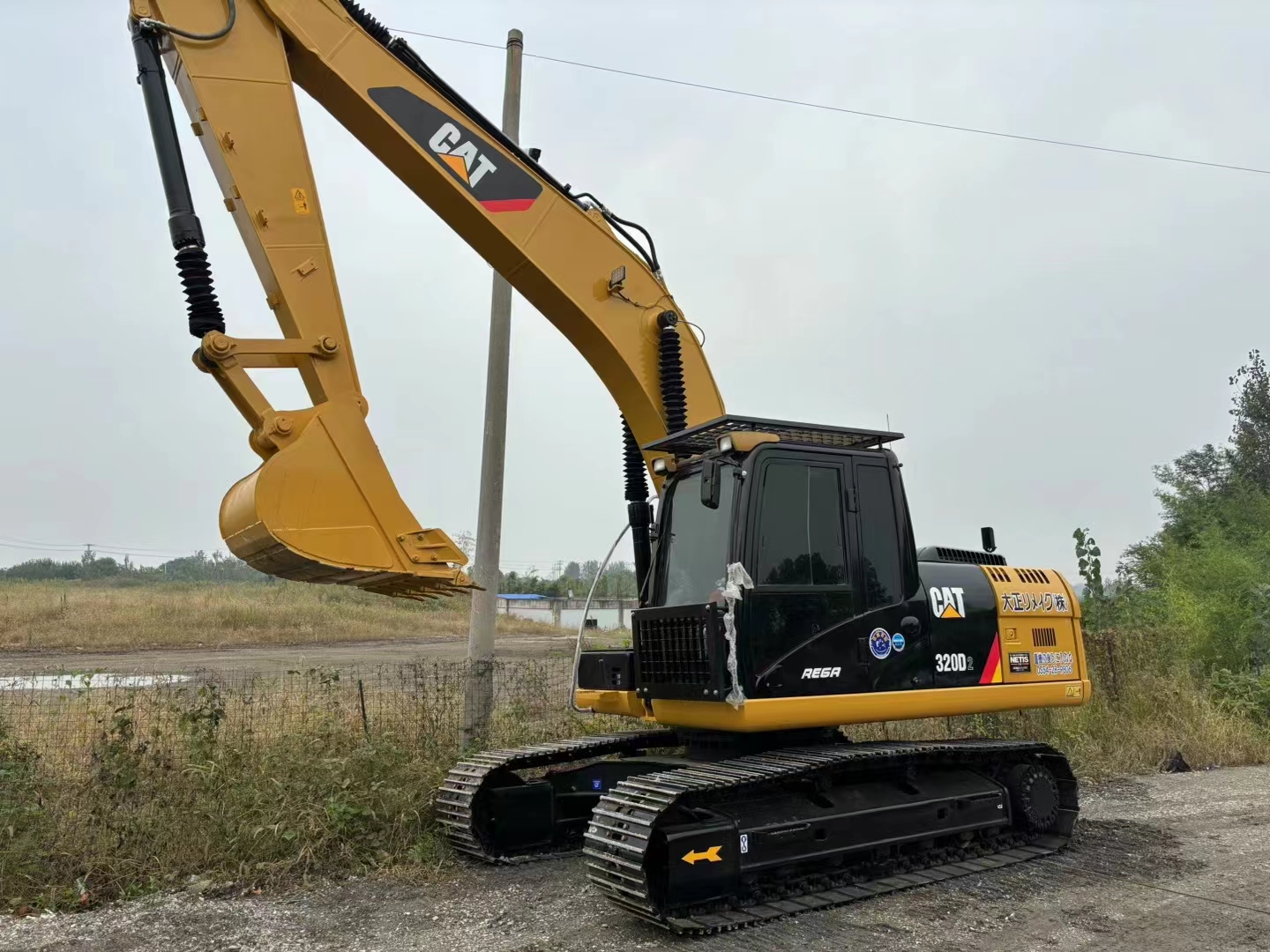 Использованный экскаватор CAT 320D2 с мощностью двигателя 112 кВт и емкостью ведра 1 м3