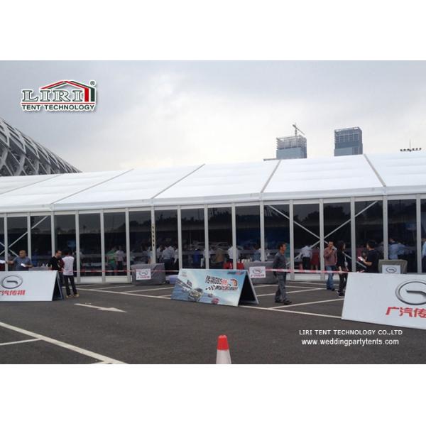 Белые на открытом воздухе шатры партии для таможни свадеб большой белой вне шатра шатра партии