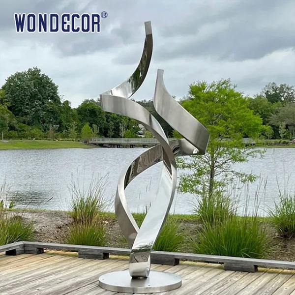 Grande sculpture en acier inoxydable géométrique en forme de métal forgé dans le parc
