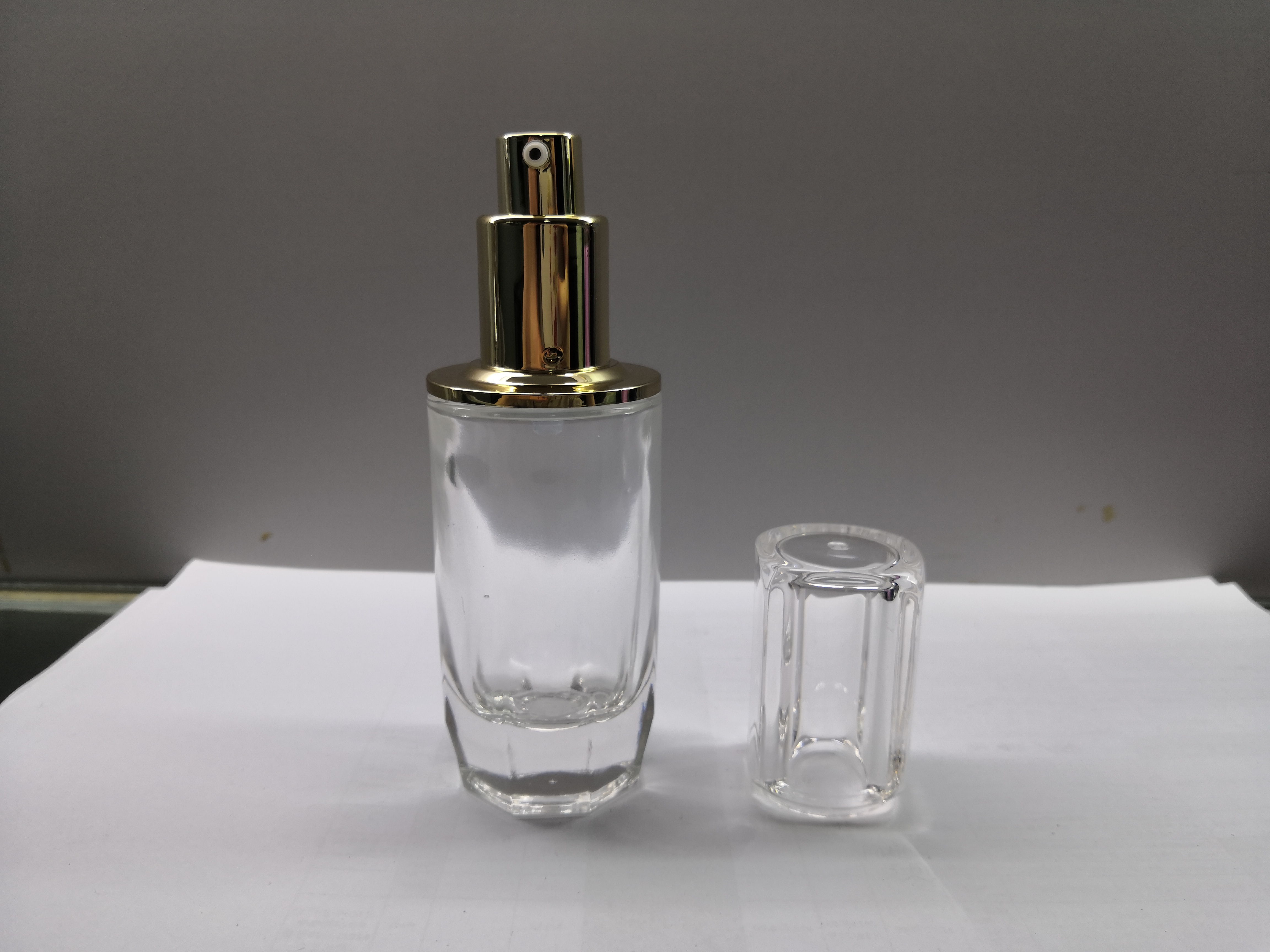 лосьон стекла 40ml 100ml 120ml разливает косметическую упаковку по бутылкам, OEM крышки Surlyn бутылки насоса
