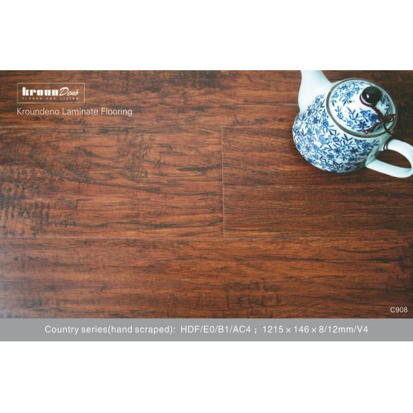 Suelo raspado mano de la lamina de la nuez