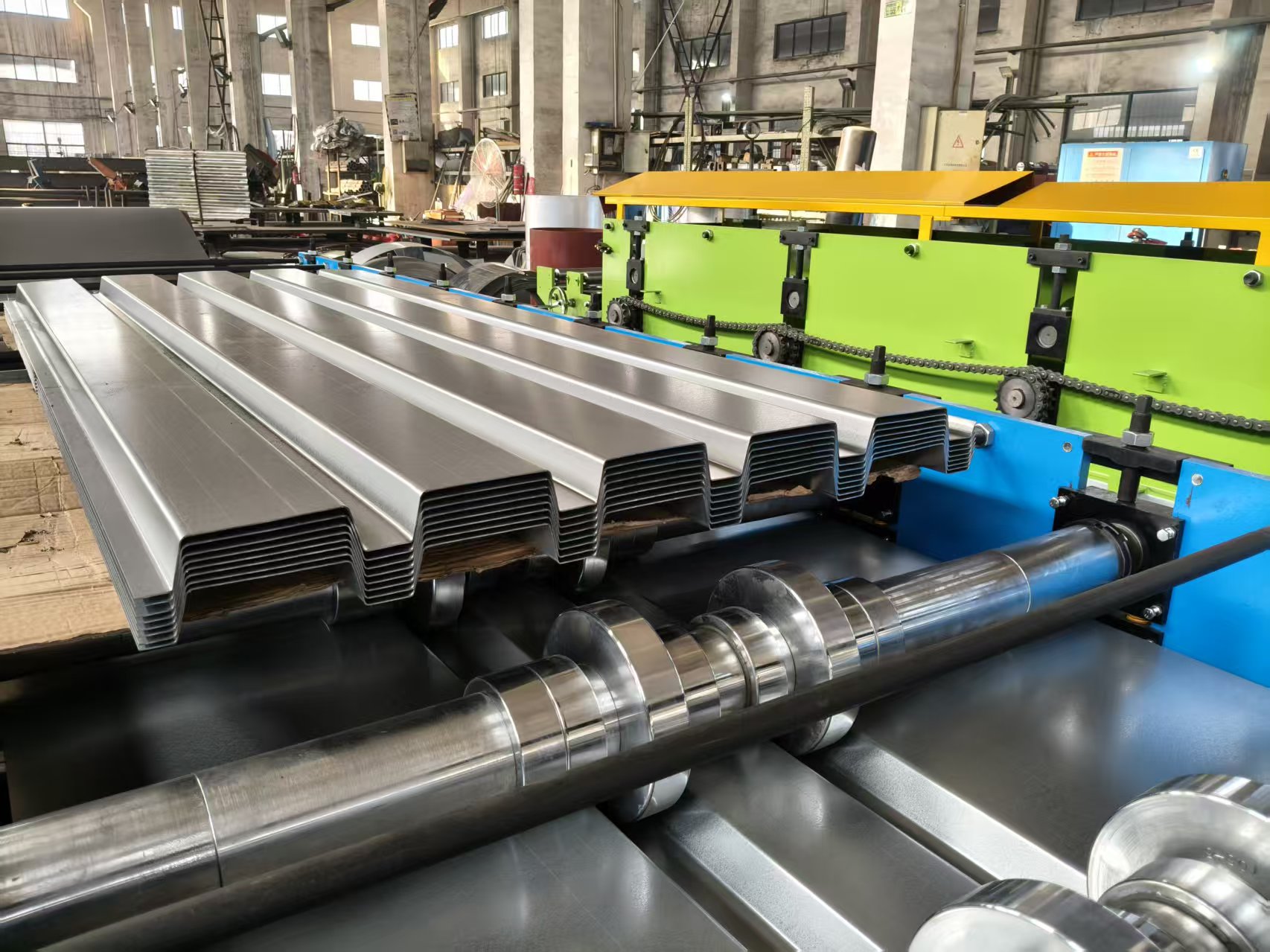 Galvanized Steel 12m/Min Metal Roof Deck Roll Forming Machine 0.3-0.8mm