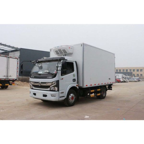 DONGFENG 5 Tons Small Refrigerator Box Truck , Light Refrigerator Freezer Truck