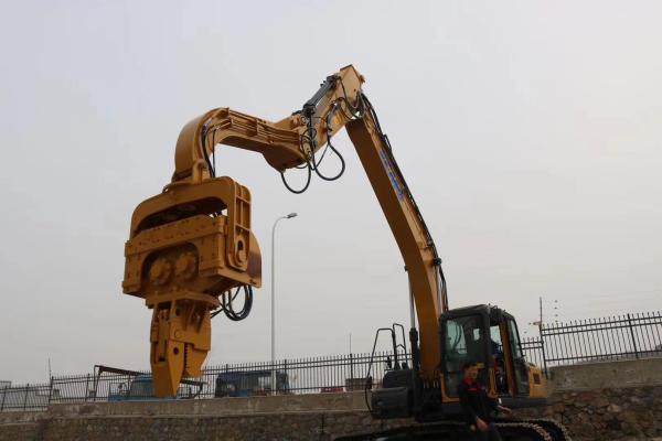 Yellow 42CrMo Sheet Pile Hammer 120 Ipm Sheet Piling Attachment For Excavator