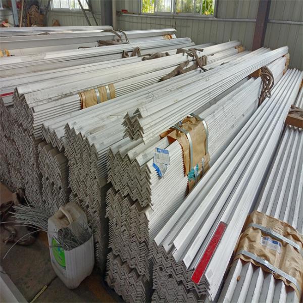 ASME 304 2B Поверхность горячекатаного углового стержня Inox замаринованная белизной