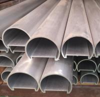 Los perfiles de aluminio de la verja del balcón de cristal sacaron las formas de aluminio