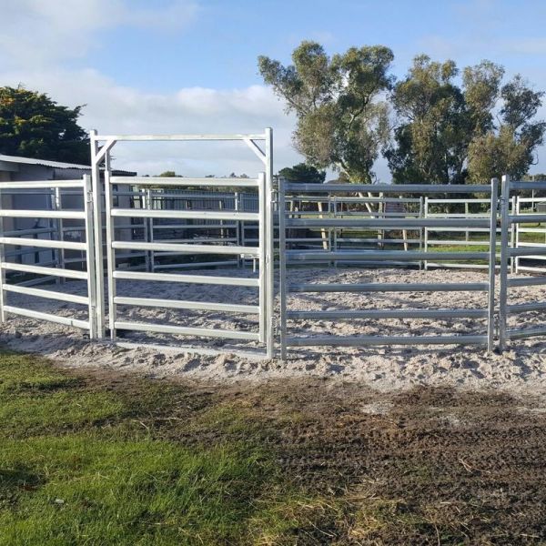 1.8 * 2.1m Galvanized Metal Horse Corral Fence Round Pen For Farm