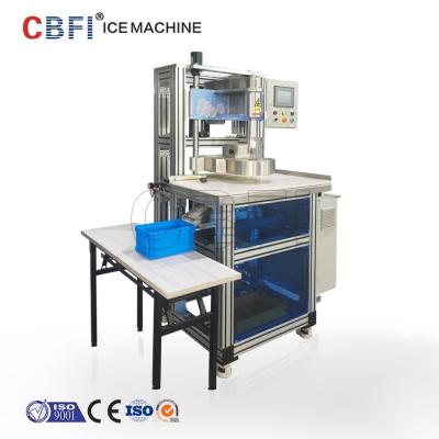 Machine à glace transparente de boule du cristal 100% dans la boisson en verre de sphère de glace avec du vin de cocktail