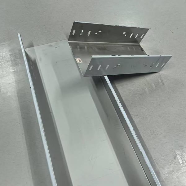 Plateau métallique personnalisé pour le câblage en argent pour la gestion organisée des câbles 50 mm-1000 mm