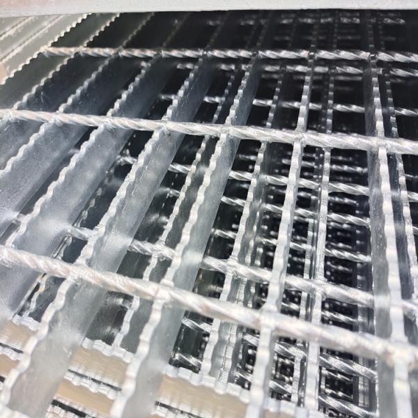 Quente mergulhado galvanizou a grade de aço serrilhada do assoalho da plataforma da raspagem soldada