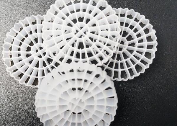 K3 Kaldnes Mbbrの浮遊球生物フィルター媒体のHdpe 25*4mmの白色