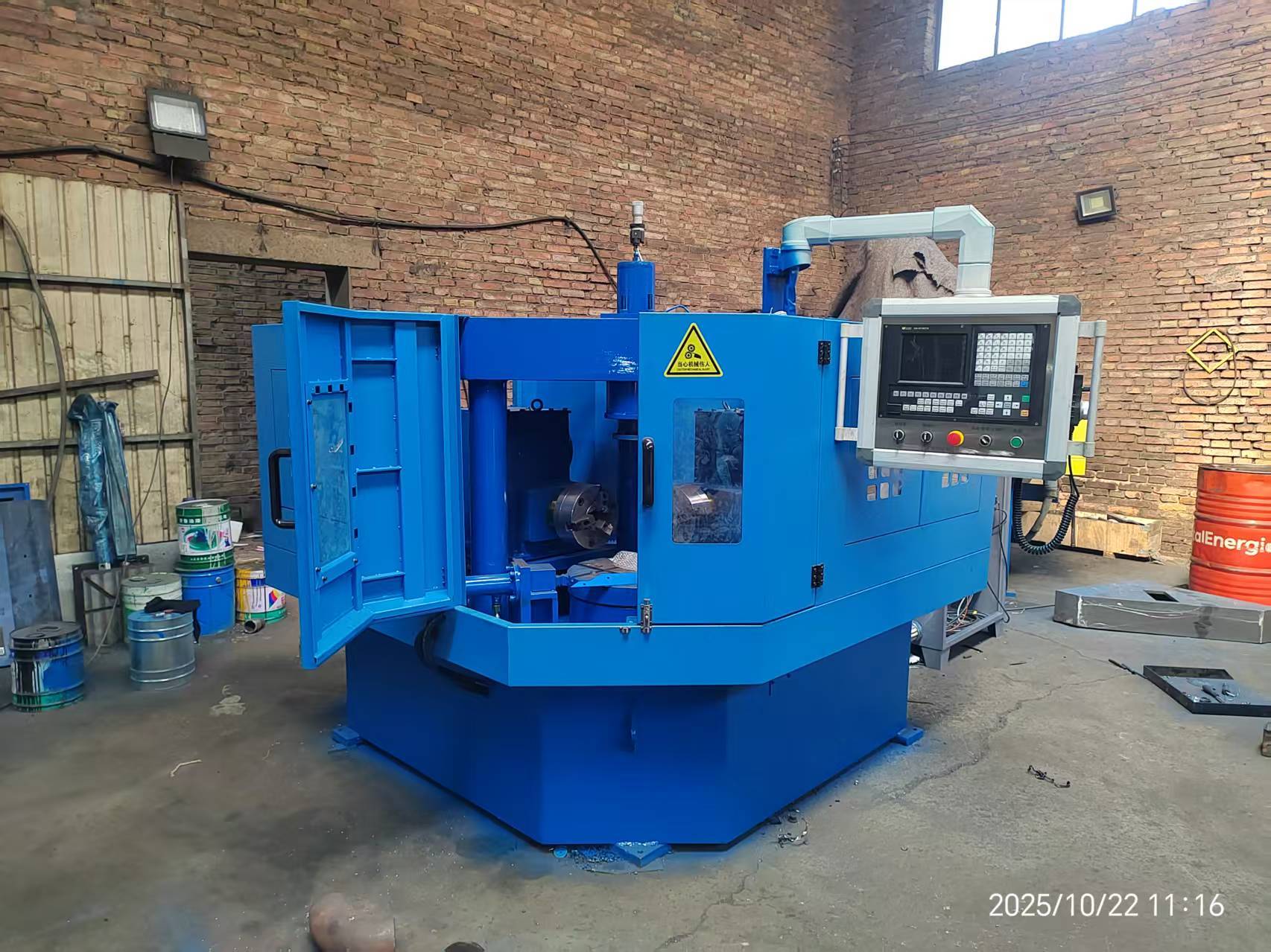 The fully automatic double head pipe elbow machine and chamfering machine has high work efficiency and is sturdy and stable.