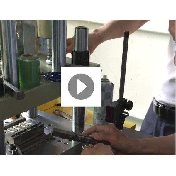 30T VERTICAL Plastic Injection Moulding Machine For Small And Medium Scale Production