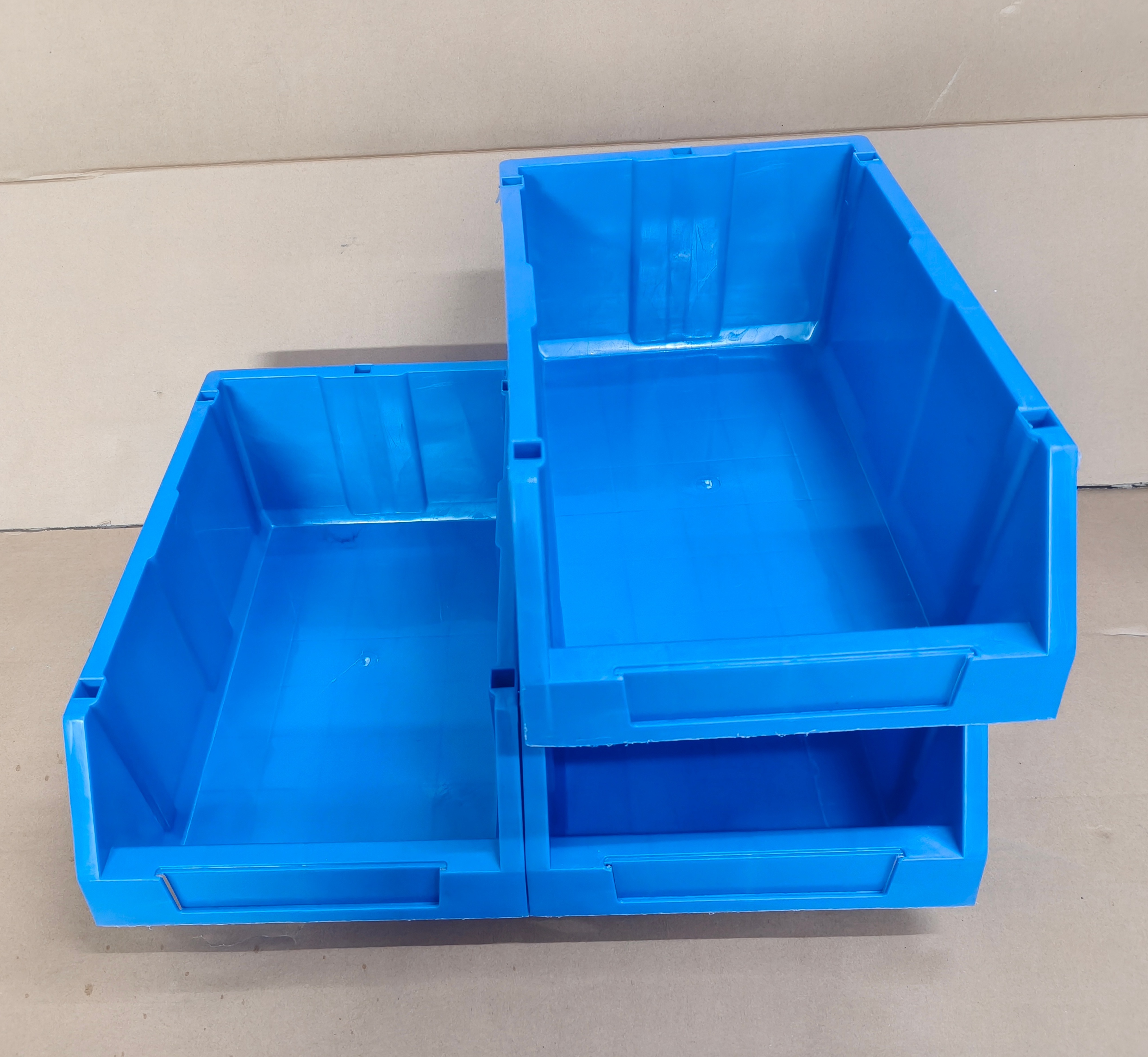Environmentally Friendly Antistatic Blue Plastic Container, RoHS Certified, Customizable Surface Resistance, Lid & Stackable Design Supported