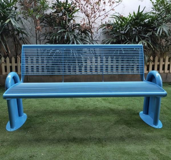 Banco de jardim de metal azul revestido em pó para lazer no parque infantil de rua ao ar livre