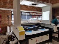 150 vatios del CO2 de Vision del laser de cortadora para los jerséis de ciclo JHX - 180100S de la aduana