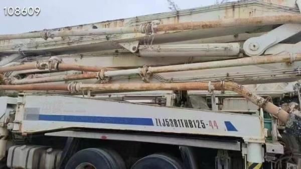 Pompes à béton montées sur des camions Zoomlion 44 mètres Pompes à béton Truck Modèles rares en vente spéciale
