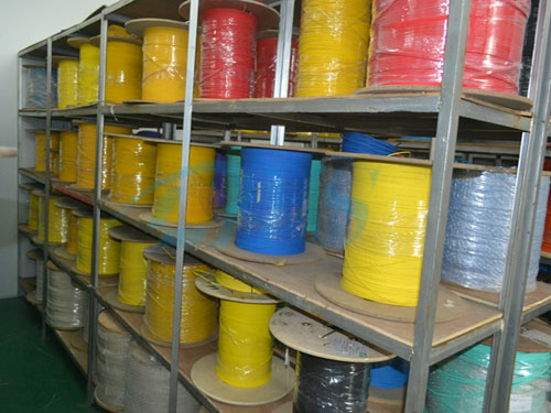 Flexibilidad de la fuerza del cordón de remiendo del cable de fribra óptica que aplana 1000/300 a dos caras interior