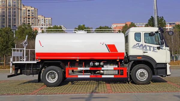 Euro 3 4 5 6 Emission Standard Sinotruk Howo 4*2 Sprinkler Truck for Road Dust Prevention