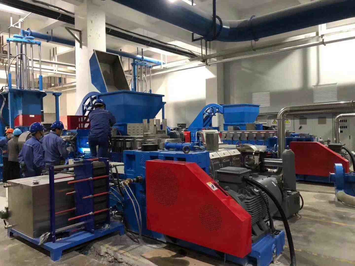 Опрокидывающ 5.5Kw пластиковую повторно используя линию машина зерения хлопь любимца