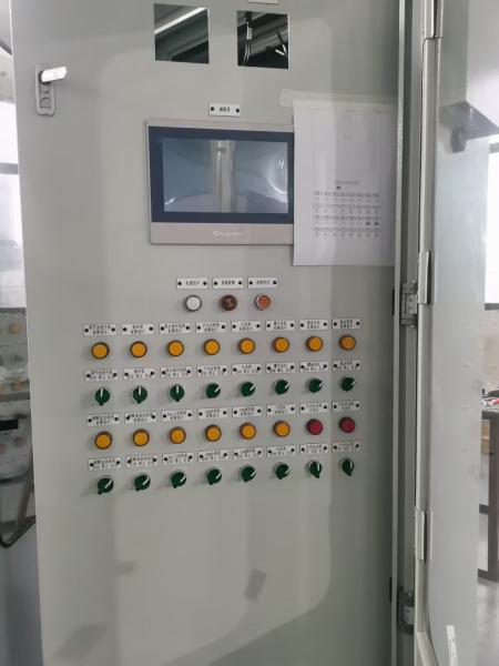 Gabinete de panel de control HMI industrial con interfaz de pantalla táctil para integración de sistemas PLC y SCADA